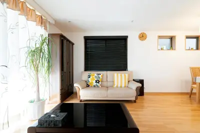 a living room with a couch and a table at \u65b0\u5bbf \u6b4c\u821e\u4f0e\u753a\u3059\u3050 \u8cb8\u5207\u4e00\u8ed2\u5bb6 \u6771\u65b0\u5bbf2\u5206 \u6700\u59278\u540d \u5168\u5ba4\u30a8\u30a2\u30b3\u30f3 \u30ad\u30c3\u30c1\u30f3\u8a2d\u5099\u5b8c\u5099 in Tokyo