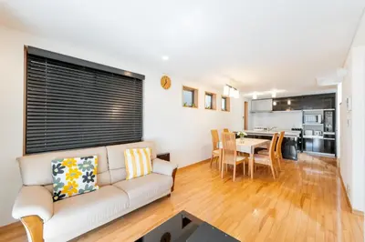 a living room with a couch and a dining room at \u65b0\u5bbf \u6b4c\u821e\u4f0e\u753a\u3059\u3050 \u8cb8\u5207\u4e00\u8ed2\u5bb6 \u6771\u65b0\u5bbf2\u5206 \u6700\u59278\u540d \u5168\u5ba4\u30a8\u30a2\u30b3\u30f3 \u30ad\u30c3\u30c1\u30f3\u8a2d\u5099\u5b8c\u5099 in Tokyo
