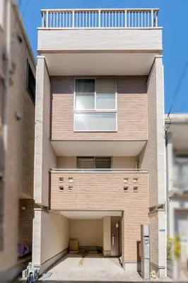 a large brick building with a parking garage at \u65b0\u5bbf \u6b4c\u821e\u4f0e\u753a\u3059\u3050 \u8cb8\u5207\u4e00\u8ed2\u5bb6 \u6771\u65b0\u5bbf2\u5206 \u6700\u59278\u540d \u5168\u5ba4\u30a8\u30a2\u30b3\u30f3 \u30ad\u30c3\u30c1\u30f3\u8a2d\u5099\u5b8c\u5099 in Tokyo