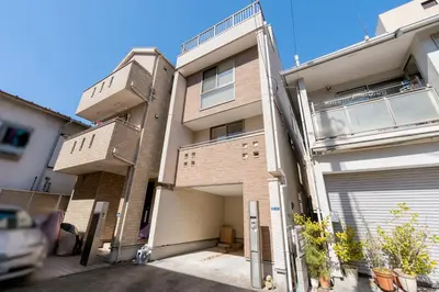 an apartment building with a garage in front of it at \u65b0\u5bbf \u6b4c\u821e\u4f0e\u753a\u3059\u3050 \u8cb8\u5207\u4e00\u8ed2\u5bb6 \u6771\u65b0\u5bbf2\u5206 \u6700\u59278\u540d \u5168\u5ba4\u30a8\u30a2\u30b3\u30f3 \u30ad\u30c3\u30c1\u30f3\u8a2d\u5099\u5b8c\u5099 in Tokyo