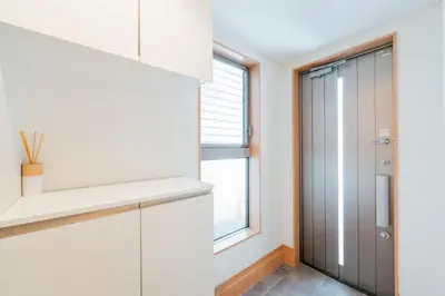 a kitchen with white cabinets and a window at \u65b0\u5bbf \u6b4c\u821e\u4f0e\u753a\u3059\u3050 \u8cb8\u5207\u4e00\u8ed2\u5bb6 \u6771\u65b0\u5bbf2\u5206 \u6700\u59278\u540d \u5168\u5ba4\u30a8\u30a2\u30b3\u30f3 \u30ad\u30c3\u30c1\u30f3\u8a2d\u5099\u5b8c\u5099 in Tokyo