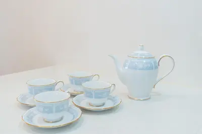 a group of four tea cups and a teapot at \u65b0\u5bbf \u6b4c\u821e\u4f0e\u753a\u3059\u3050 \u8cb8\u5207\u4e00\u8ed2\u5bb6 \u6771\u65b0\u5bbf2\u5206 \u6700\u59278\u540d \u5168\u5ba4\u30a8\u30a2\u30b3\u30f3 \u30ad\u30c3\u30c1\u30f3\u8a2d\u5099\u5b8c\u5099 in Tokyo