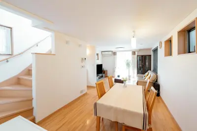 a dining room and living room with a table and chairs at \u65b0\u5bbf \u6b4c\u821e\u4f0e\u753a\u3059\u3050 \u8cb8\u5207\u4e00\u8ed2\u5bb6 \u6771\u65b0\u5bbf2\u5206 \u6700\u59278\u540d \u5168\u5ba4\u30a8\u30a2\u30b3\u30f3 \u30ad\u30c3\u30c1\u30f3\u8a2d\u5099\u5b8c\u5099 in Tokyo