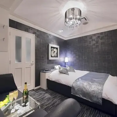 HOTEL REFRAIN