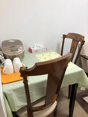 a small table with a green table cloth and a machine at \u5b89\u30db\u30c6\u30eb\u30b5\u30f3\u30b7\u30e3\u30a4\u30f3 in Tokyo