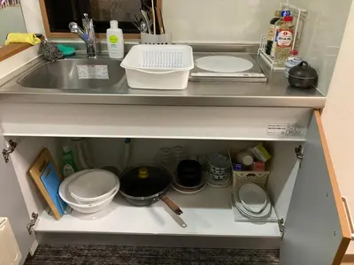 a kitchen drawer with dishes and a sink at \u5b89\u30db\u30c6\u30eb\u30b5\u30f3\u30b7\u30e3\u30a4\u30f3 in Tokyo