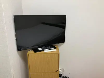 a flat screen tv sitting on top of a wooden stand at \u5b89\u30db\u30c6\u30eb\u30b5\u30f3\u30b7\u30e3\u30a4\u30f3 in Tokyo
