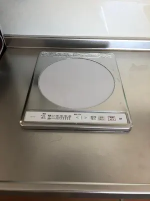 a remote control sitting on top of a table at \u5b89\u30db\u30c6\u30eb\u30b5\u30f3\u30b7\u30e3\u30a4\u30f3 in Tokyo