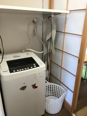 a small refrigerator in a kitchen with a stove at \u5b89\u30db\u30c6\u30eb\u30b5\u30f3\u30b7\u30e3\u30a4\u30f3 in Tokyo