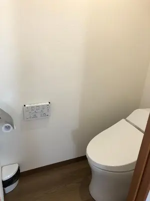 a bathroom with a white toilet in a room at \u5b89\u30db\u30c6\u30eb\u30b5\u30f3\u30b7\u30e3\u30a4\u30f3 in Tokyo