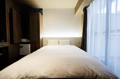 a bedroom with a large white bed with a window at Hotaku HOTEL - Vacation STAY 98852v in Tokyo