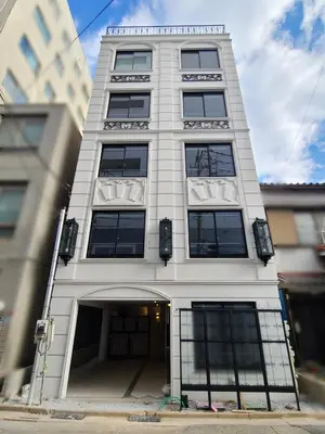 a tall white building with an entry way at \u30d1\u30fc\u30ea\u30fc\u30d5\u30e9\u30c3\u30c4\u54c1\u5ddd\u9ad8\u8f2a\u53f0 PEARLY FLATS Shinagawa Takanawadai in Tokyo