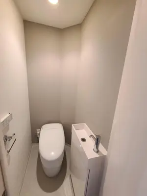 a white bathroom with a toilet and a sink at \u30d1\u30fc\u30ea\u30fc\u30d5\u30e9\u30c3\u30c4\u54c1\u5ddd\u9ad8\u8f2a\u53f0 PEARLY FLATS Shinagawa Takanawadai in Tokyo