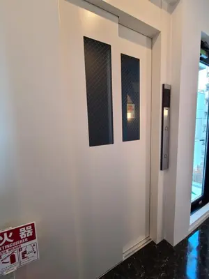 a white door with two windows in a building at \u30d1\u30fc\u30ea\u30fc\u30d5\u30e9\u30c3\u30c4\u54c1\u5ddd\u9ad8\u8f2a\u53f0 PEARLY FLATS Shinagawa Takanawadai in Tokyo