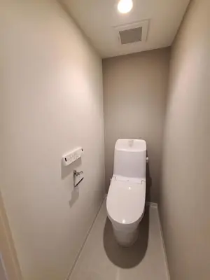 a bathroom with a white toilet in a room at \u30d1\u30fc\u30ea\u30fc\u30d5\u30e9\u30c3\u30c4\u54c1\u5ddd\u9ad8\u8f2a\u53f0 PEARLY FLATS Shinagawa Takanawadai in Tokyo