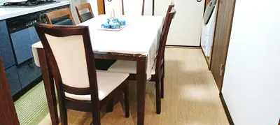 a dining room table with a white table and chairs at \u65b0\u5bbf\u3078\u884c\u304f\u4fbf\u5229\u306e\u4e00\u8ed2\u5bb6 in Tokyo