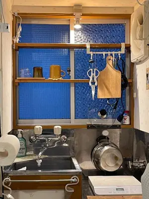 a kitchen with a sink and a window at \u7d4c\u5802\u306e\u5c0f\u3055\u306a\u304a\u90e8\u5c4bcottu in Tokyo