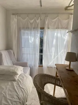 a bedroom with a bed and a table and a window at \u7d4c\u5802\u306e\u5c0f\u3055\u306a\u304a\u90e8\u5c4bcottu in Tokyo