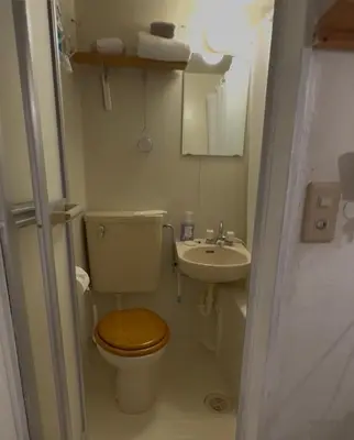 a small bathroom with a toilet and a sink at \u7d4c\u5802\u306e\u5c0f\u3055\u306a\u304a\u90e8\u5c4bcottu in Tokyo
