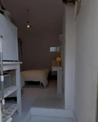 a small room with a bed and a table at \u7d4c\u5802\u306e\u5c0f\u3055\u306a\u304a\u90e8\u5c4bcottu in Tokyo