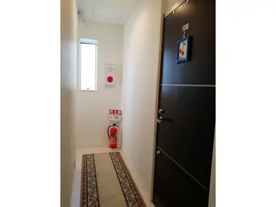 a hallway with a black door and a fire hydrant at Tokyo stay Hut SARI - Vacation STAY 27260v in Tokyo
