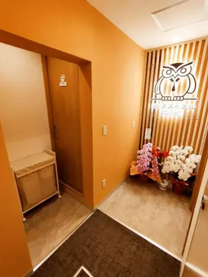 a hallway with a door and flowers in a room at Business Hotel Kankokukan - Vacation STAY 41182v in Tokyo