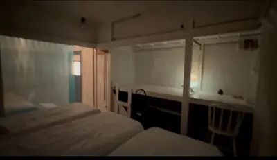 a bedroom with two beds and a desk and a window at \u4e16\u7530\u8c37\u533a\u7d4c\u5802\u306e\u5c0f\u3055\u306a\u4e00\u68df\u8cb8wakusei in Tokyo