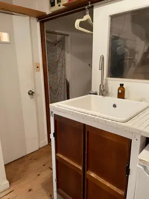 a kitchen with a sink and a mirror at \u4e16\u7530\u8c37\u533a\u7d4c\u5802\u306e\u5c0f\u3055\u306a\u4e00\u68df\u8cb8wakusei in Tokyo
