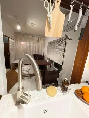 a kitchen with a sink and a kitchen with a table at \u4e16\u7530\u8c37\u533a\u7d4c\u5802\u306e\u5c0f\u3055\u306a\u4e00\u68df\u8cb8wakusei in Tokyo