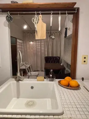 a kitchen with a sink and some oranges on a counter at \u4e16\u7530\u8c37\u533a\u7d4c\u5802\u306e\u5c0f\u3055\u306a\u4e00\u68df\u8cb8wakusei in Tokyo