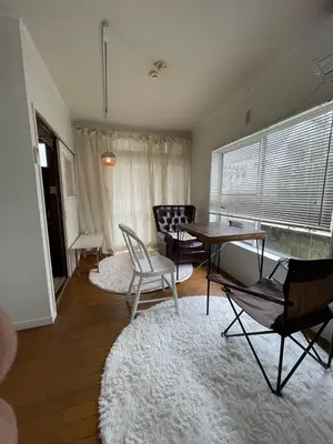 a living room with a table and chairs at \u4e16\u7530\u8c37\u533a\u7d4c\u5802\u306e\u5c0f\u3055\u306a\u4e00\u68df\u8cb8wakusei in Tokyo