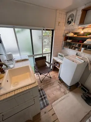 a kitchen with a sink and a refrigerator in it at \u4e16\u7530\u8c37\u533a\u7d4c\u5802\u306e\u5c0f\u3055\u306a\u4e00\u68df\u8cb8wakusei in Tokyo