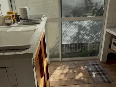 a kitchen with a sink and a window at \u4e16\u7530\u8c37\u533a\u7d4c\u5802\u306e\u5c0f\u3055\u306a\u4e00\u68df\u8cb8wakusei in Tokyo