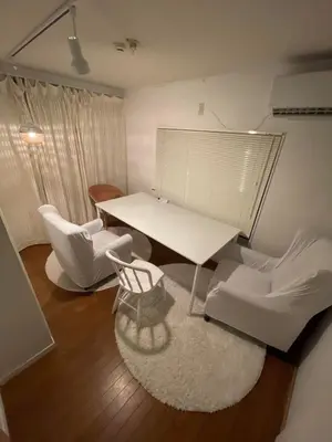 a living room with a white table and chairs at \u4e16\u7530\u8c37\u533a\u7d4c\u5802\u306e\u5c0f\u3055\u306a\u4e00\u68df\u8cb8wakusei in Tokyo