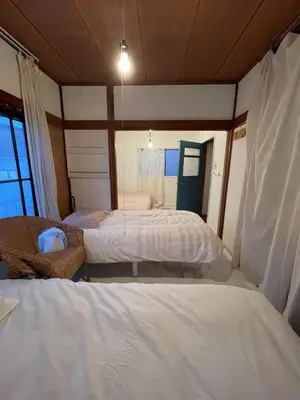 a bedroom with two beds and a window at \u4e16\u7530\u8c37\u533a\u7d4c\u5802\u306e\u5c0f\u3055\u306a\u4e00\u68df\u8cb8wakusei in Tokyo