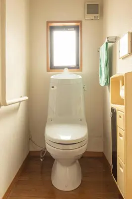 a bathroom with a white toilet with a window at \u30a2\u30f3\u30c9\u30b9\u30c6\u30a4\u897f\u65b0\u4e95 in Tokyo
