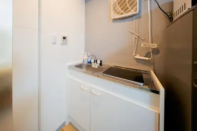 a small kitchen with a counter and a sink at Tokyo Skytree\u96fb\u8eca3\u5206 \u79cb\u8449\u539f\u307e\u30677\u5206 \u6d45\u8349\u6a4b\u307e\u30674\u5206 \u6d17\u9762\u53f0\u30b7\u30e3\u30ef\u30fc\u5ba4\u304c\u5225 \u30ad\u30c3\u30c1\u30f3\u5b8c\u5099 \u9326\u7cf8\u753a\u99c5 \u89b3\u5149\u5730\u30a2\u30af\u30bb\u30b9\u826f\u597d 303\u90e8\u5c4b in Tokyo