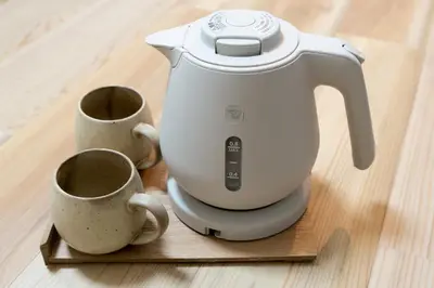 a tea kettle and two cups on a cutting board at Tokyo Skytree\u96fb\u8eca3\u5206 \u79cb\u8449\u539f\u307e\u30677\u5206 \u6d45\u8349\u6a4b\u307e\u30674\u5206 \u6d17\u9762\u53f0\u30b7\u30e3\u30ef\u30fc\u5ba4\u304c\u5225 \u30ad\u30c3\u30c1\u30f3\u5b8c\u5099 \u9326\u7cf8\u753a\u99c5 \u89b3\u5149\u5730\u30a2\u30af\u30bb\u30b9\u826f\u597d 303\u90e8\u5c4b in Tokyo