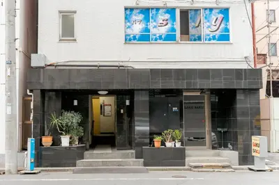 an entrance to a building with potted plants at Tokyo Skytree\u96fb\u8eca3\u5206 \u79cb\u8449\u539f\u307e\u30677\u5206 \u6d45\u8349\u6a4b\u307e\u30674\u5206 \u6d17\u9762\u53f0\u30b7\u30e3\u30ef\u30fc\u5ba4\u304c\u5225 \u30ad\u30c3\u30c1\u30f3\u5b8c\u5099 \u9326\u7cf8\u753a\u99c5 \u89b3\u5149\u5730\u30a2\u30af\u30bb\u30b9\u826f\u597d 303\u90e8\u5c4b in Tokyo