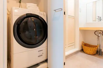 a washer and dryer in a kitchen next to a sink at Tokyo Skytree\u96fb\u8eca3\u5206 \u79cb\u8449\u539f\u307e\u30677\u5206 \u6d45\u8349\u6a4b\u307e\u30674\u5206 \u6d17\u9762\u53f0\u30b7\u30e3\u30ef\u30fc\u5ba4\u304c\u5225 \u30ad\u30c3\u30c1\u30f3\u5b8c\u5099 \u9326\u7cf8\u753a\u99c5 \u89b3\u5149\u5730\u30a2\u30af\u30bb\u30b9\u826f\u597d 303\u90e8\u5c4b in Tokyo