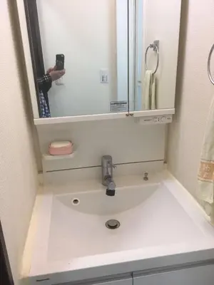 a bathroom with a sink and a mirror at \u65e5\u5149\u30d3\u30ebA or B in Tokyo