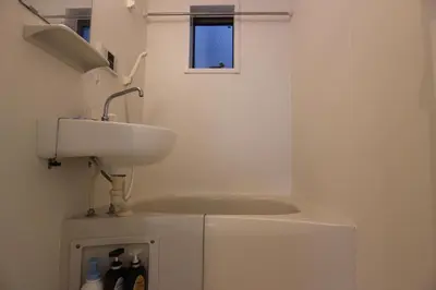 a white bathroom with a sink in the corner at \u30a2\u30a4\u30ea\u30b9\u30b3\u30fc\u30c8 in Tokyo