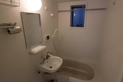 a white bathroom with a sink and a mirror at \u30a2\u30a4\u30ea\u30b9\u30b3\u30fc\u30c8 in Tokyo