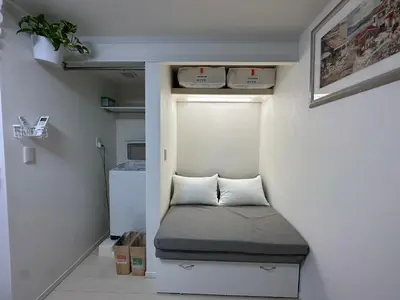 a small room with a bed in the corner at \u30a2\u30a4\u30ea\u30b9\u30b3\u30fc\u30c8 in Tokyo