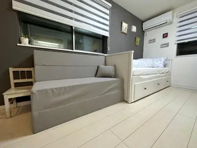 a small bedroom with a bed and a window at \u30a2\u30a4\u30ea\u30b9\u30b3\u30fc\u30c8 in Tokyo