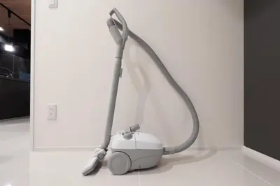 a vacuum cleaner sitting on the floor in a room at CREAL premier\u8d64\u5742 in Tokyo