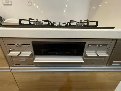 a microwave oven sitting on top of a counter at 浅草スカイツリービューテラス 浅草寺3分 浅草駅6分 2-10人 成田&羽田空港直通 in Tokyo