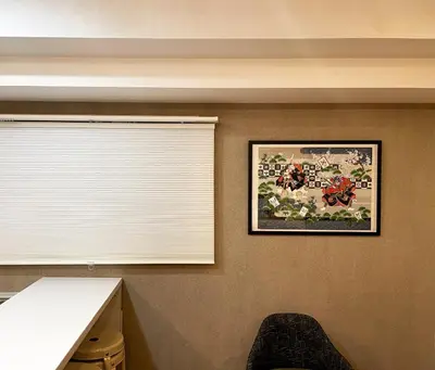 a room with a window with a window shade and a desk at 浅草スカイツリービューテラス 浅草寺3分 浅草駅6分 2-10人 成田&羽田空港直通 in Tokyo