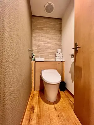a bathroom with a toilet and a wooden floor at 浅草スカイツリービューテラス 浅草寺3分 浅草駅6分 2-10人 成田&羽田空港直通 in Tokyo