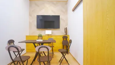a dining room with a table and chairs and a tv at \u4e0a\u91ce\u5200\u516b\u6bd8\u6c99\u9580\u5929\u30db\u30c6\u30eb in Tokyo